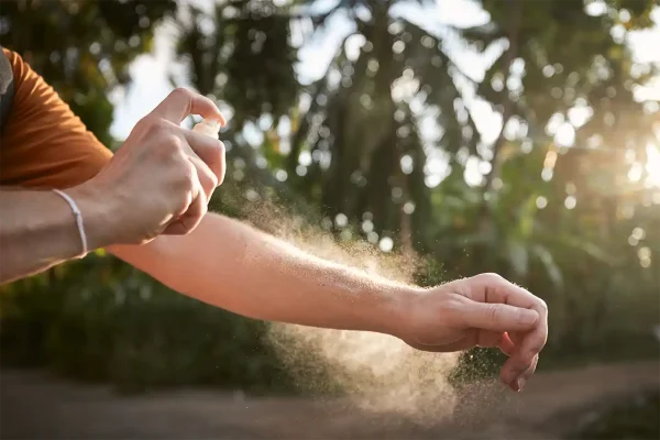 Protectie eficienta cu spray impotriva insectelor si tantarilor pentru vara